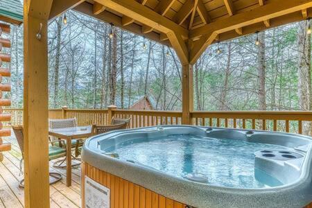 Willa The Great Escape - Min From Parkway With Hot Tub Gatlinburg Zewnętrze zdjęcie